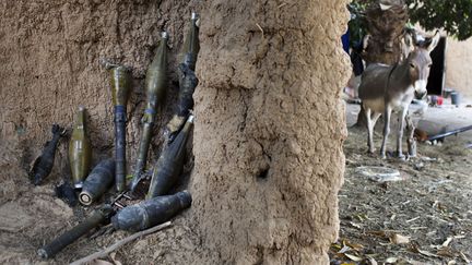 Des lance-roquettes appartenant probablement &agrave; des islamistes sont cach&eacute;s dans une cour &agrave; Diabali, le 23 janvier 2013. (JOE PENNEY / REUTERS)