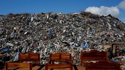 que les filières de déchets sont surchargées en raison d'une prolifération de décharges informelles, mais aussi à l'incapacité des autorités de retirer les déchets des stations de transfert locales.
 (Luc Gnago / Reuters)