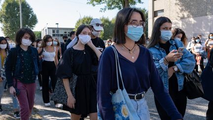 Des étudiants sur le campus de Pessac (Bordeaux), lors de leur rentrée universitaire,&nbsp;le 9 septembre 2020. (VALENTINO BELLONI / HANS LUCAS / AFP)