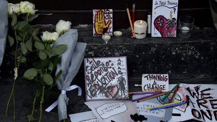 Hommage aux victimes des attentats près d'un restaurant de Paris (AFP / Dominique Faget)