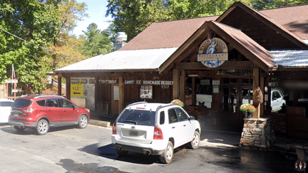 Le Toccoa Riverside, un restaurant, aux États-Unis, inscrit sur son menu un "supplément pour les adultes incapables d'être parents". (Capture d'écran Google Street View (date de l'image: septembre 2022))