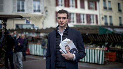 Jordan Bardella (RN) en campagne pour les régionales à Maule (Yvelines), le 15 mai 2021. (ARTHUR NICHOLAS ORCHARD / HANS LUCAS / AFP)