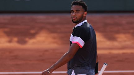 Arthur Fils lors du 1er tour de Roland-Garros contre Alejandro Davidovich Fokina, le 29 mai 2023. (THOMAS SAMSON / AFP)