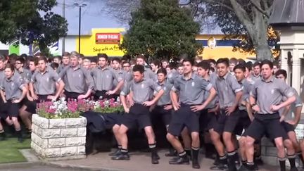 Capture d'&eacute;cran de la vid&eacute;o Youtube montrant le haka des &eacute;l&egrave;ves de l'&eacute;cole Palmerston North Boy's High School, le 24 juillet 2015 en Nouvelle-Z&eacute;lande. (PNBHS / YOUTUBE)