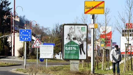 Un homme traverse la frontière entre Spicheren (Moselle) et Saarbrucken (Allemagne). Photo d'illustration. (JEAN-CHRISTOPHE VERHAEGEN / AFP)