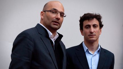 Slim Ben Achour (&agrave; gauche) et F&eacute;lix de Belloy, avocats des 13 plaignants dans l'affaire des "contr&ocirc;les au faci&egrave;s", &agrave; Paris, le 12 avril 2012. (MAXPPP)