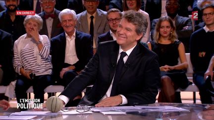 Arnaud Montebourg sourit face à la journaliste belge Charline Vanhoenacker qui lui a offert un melon, le 22 septembre 2016 sur le plateau de "L'Emission politique" de France 2. (FRANCE 2)