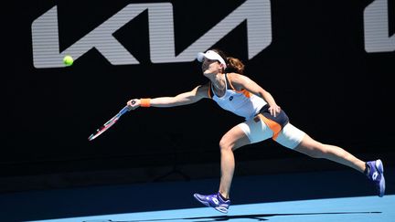 Alizé Cornet en défense lors de son 3e tour face à&nbsp;Tamara Zidansek&nbsp;à l'Open d'Australie, le 22 janvier à Melbourne.&nbsp; (RECEP SAKAR / ANADOLU AGENCY)