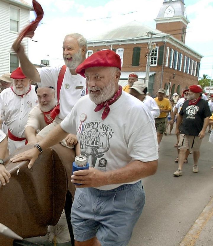 Les sosies d'Hemingway organisent une fausse course de taureau (juillet 2002)
 (ROBERTO SCHMIDT / AFP)