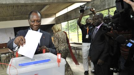 Le pr&eacute;sident Alassane Ouattara, le 11 d&eacute;cembre 2011 &agrave; Abidjan (C&ocirc;te d'Ivoire) (SIA KAMBOU / AFP)