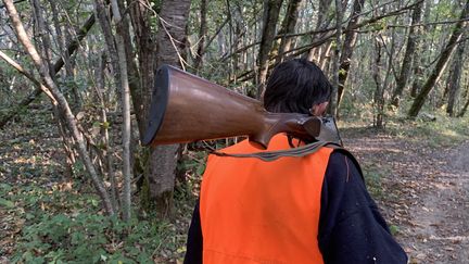 Chasseur fusil à l’épaule (illustration). (EMMANUEL CLAVERIE / RADIOFRANCE)