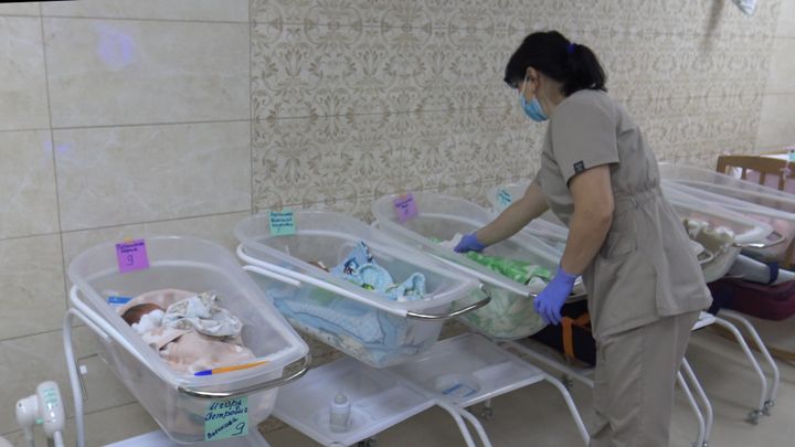 On post-its, the nurses wrote down the names they gave to these babies born to surrogacy during the war in Ukraine, while waiting for their parents to collect them.   (GILLES GALLINARO / RADIO FRANCE)