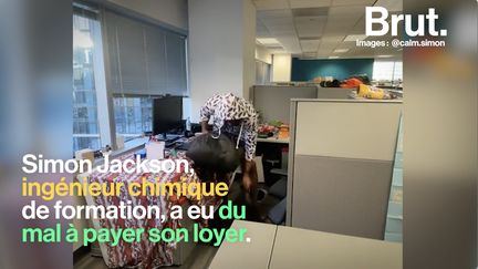 Sa demande d'augmentation n'a pas été étudiée et il n'arrivait plus à payer son loyer. Alors Simon a pris une décision radicale : emménager dans son box au bureau. Et la réaction de son employeur ne s'est pas fait attendre...