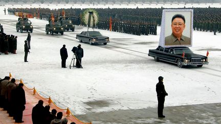 Une voiture porte un portrait de Kim Jong-il lors de son enterrement &agrave; Pyongyang (Cor&eacute;e du Nord),&nbsp;le 28 d&eacute;cembre 2011. (KCNA / AFP)