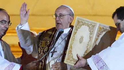 Apr&egrave;s une premi&egrave;re pri&egrave;re adress&eacute;e &agrave; son pr&eacute;d&eacute;cesseur Beno&icirc;t XVI, Fran&ccedil;ois ier a lanc&eacute; un appel &agrave; "la fraternit&eacute;" au sein de l'Eglise. (VINCENZO PINTO / AFP)