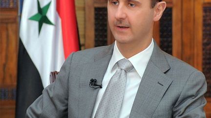 Le Pr&eacute;sident syrien Bachar Al-Assad interview&eacute; par un journaliste russe de la cha&icirc;ne de t&eacute;l&eacute;vision Channel One, &agrave; Damas (Syrie), le 30 octobre 2011. (SANA / AFP)