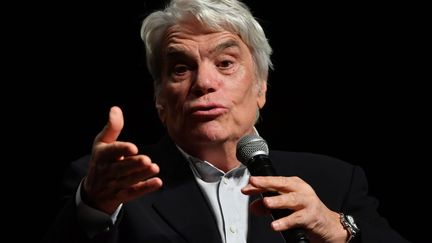 Bernard Tapie&nbsp;s'exprime lors d'une conférence à la chambre de commerce de Liège (Belgique), le 27 septembre 2018. (EMMANUEL DUNAND / AFP)