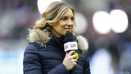 La journaliste Clémentine Sarlat lors du match France-pays de Galles du Tournoi des six nations, le 28 février 2015, au Stade de France. (OLIVIER CORSAN / MAXPPP)