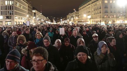 &nbsp; (Des milliers de Berlinois rassemblés devant la Porte de Brandebourg © Markus Schreiber/AP/SIPA)