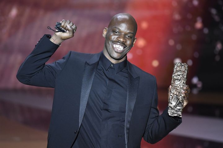 Jean-Pascal Zadi avec son César du meilleur espoir masculin pour "Tout simplement noir", le 12 mars 2021 à l'Olympia à Paris, lors de la 46e édition de la cérémonie. (BERTRAND GUAY / AFP)