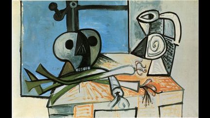 Nature morte à la tête de mort, poireaux, pot devant la fenêtre, 1945. Pendant la guerre, Pablo Picasso s’enferme dans son atelier parisien. Il est menacé par la Gestapo, mis au rancart. Pour lui, peindre c’est résister. Alors il résiste en peignant de toutes ses forces.
 (Collection particulière © Succession Picasso 2012)