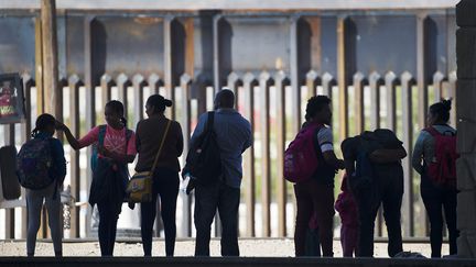 Des migrants à El Paso, au Texas (Etats-Unis), le 4 juin 2019.&nbsp; (JOE RAEDLE / GETTY IMAGES NORTH AMERICA / AFP)