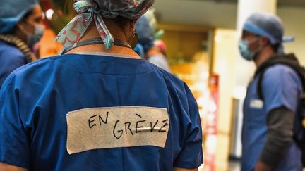 Des infirmiers et infirmières participent à un mouvement national de grève, le 10 novembre 2021. (MANON CRUZ / MAXPPP)