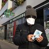 Un homme portant un masque de protection sort d'une pharmacie à Bordeaux, le 20 janvier 2020. (MAXPPP)