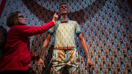 Une employée du musée Grévin travaille sur la statue de cire de Stromae, chanteur belge, en janvier 2019. (THOMAS SAMSON / AFP)