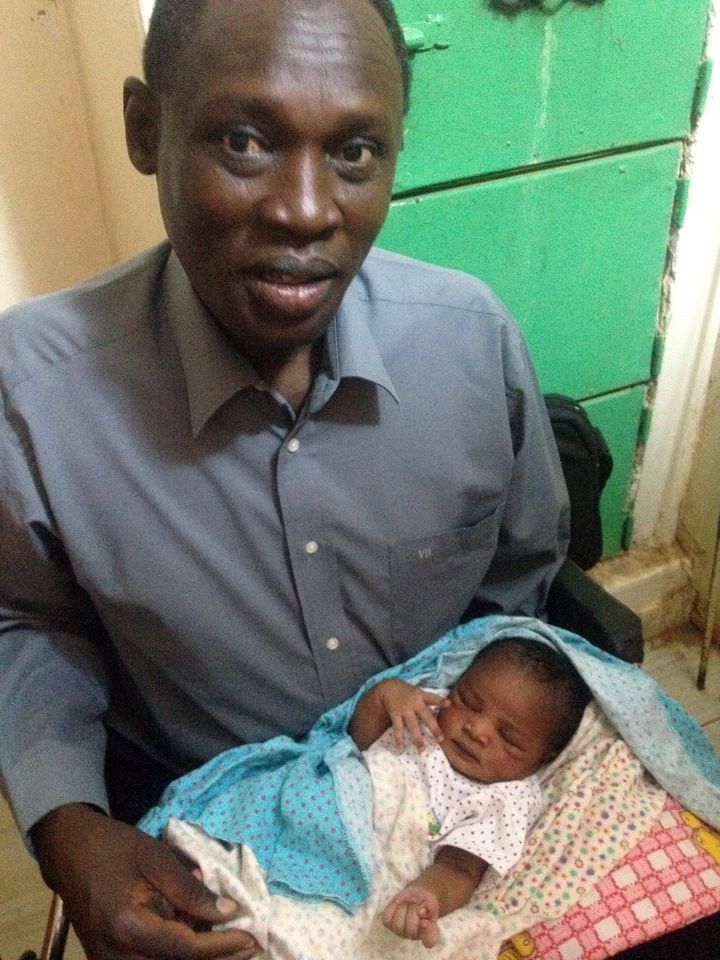 Daniel Wani et son fils, photographi&eacute; jeudi 28 mai dans la prison de Khartoum (Soudan). ( AFP )