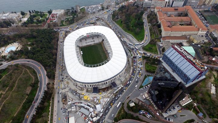 La construction du stade Vodafone à Istanbul (Turquie) a commencé en 2013 et s'est achevée en 2016. Photographié le 22 mars 2016. (UMUT OZGAN / ANADOLU AGENCY / AFP)