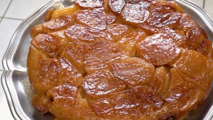 Dans son feuilleton de la semaine, la rédaction du 13 Heures vous fait découvrir des grandes recettes de desserts qui ont été créés par hasard. C'est au tour de la tarte Tatin de dévoiler ses secrets mercredi 22 septembre. (FRANCE 2)