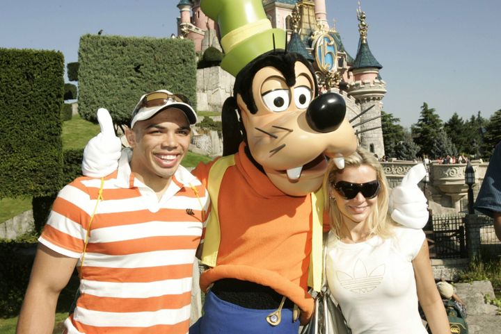 Bryan Habana et son épouse posent avec Dingo lors d'une visite à Disneyland Paris, le 16 septembre 2007, à Marne-la-Vallée. (GALLO IMAGES / GETTY IMAGES EUROPE)