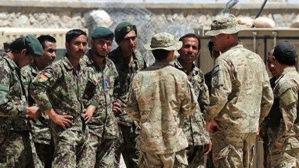 Des soldats de l'armée afghane discutent avec leurs collègues américains dans la base militaire de Ghazni. (AFP)