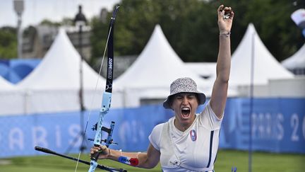 Lisa Barbelin lors du concours de tir à l'arc en individuel, aux Jeux olympiques de Paris 2024, aux Invalides à Paris, le 3 août 2024. (GROSCLAUDE ALAIN / AFP)