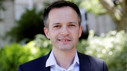 Le député (LR) de Paris&nbsp;&nbsp;Pierre-Yves Bournazel&nbsp; pose à son arrivée à l'Assemblée nationale, le 19 juin 2017 à Paris. (THOMAS SAMSON / AFP)