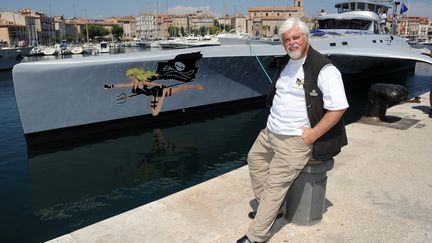 Paul Watson pose devant le "Brigitte Bardot", l'un de ses bateaux, le 25 mai 2011 &agrave; La Ciotat (Bouches-du-Rh&ocirc;ne). (GERARD JULIEN / AFP)