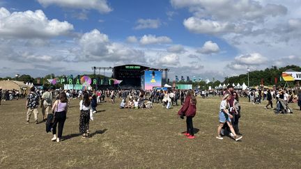 Dimanche 5 juin 2022 vers 17h, le site de We Love Green est à pied sec, les nuages s'éloignent à l'horizon... et pourtant, la pluie va s'abattre à nouveau violemment par deux fois sur la tête des festivaliers,&nbsp;vers 18h durant le set de Wet Leg et Arlo Parks, puis&nbsp;vers 20h, durant les concerts de Angèle et Slowthai. (LAURE NARLIAN / FRANCEINFO CULTURE)