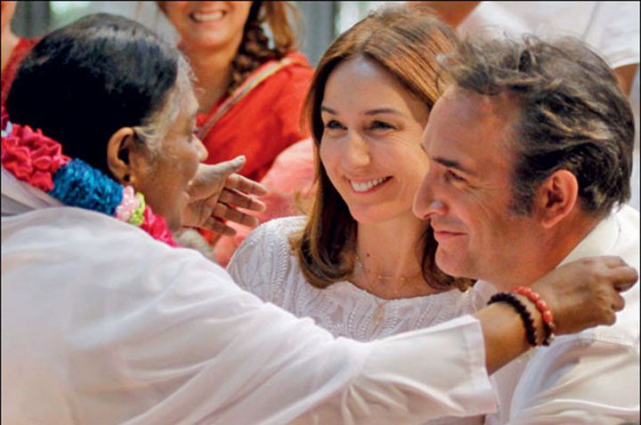 Elsa Zylberstein et Jean Dujardin avec Amma
 (Embracing The World)