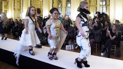 Des mannequins de petite taille d&eacute;filent &agrave; Paris, le 2 octobre 2015. (DOMINIQUE FAGET / AFP)