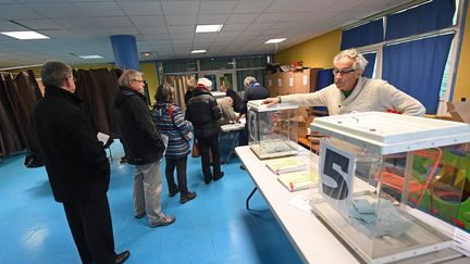 Des personnes attendent de voter pour le premier tour de la primaire de la gauche, le 22 janvier 2017, à Marseille (Bouches-du-Rhône).&nbsp; (BORIS HORVAT / AFP)