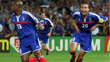 &nbsp; (103éme minute, finale de l'euro 2000. David trezeguet vient de marquer le but en or et offre le titre à la France © REUTERS)