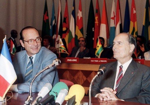 François Mitterrand (g) et Jacques Chirac (d), à Lomé (Togo), le 14 novembre 1986. (AFP - Daniel Janin)