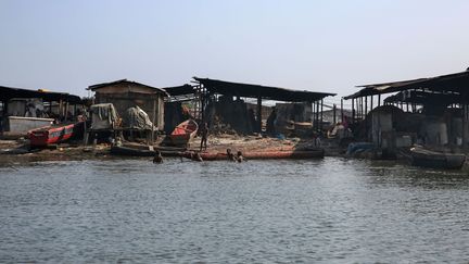 Mais posséder la terre est une autre histoire. Régulièrement, les villages des pêcheurs sont détruits et les communautés expulsées. «La Grande poubelle», du nom de l’ancienne décharge de la banlieue de Libreville, regroupe aujourd’hui près de 3000 personnes. Mais pour combien de temps? Le site a été déclaré d’utilité publique et tôt ou tard, les pêcheurs devront s’en aller.
 (Steve Jordan/AFP)