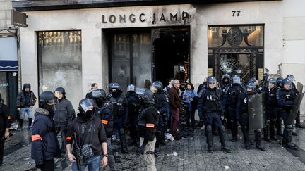 Policers sur les Champs-Elysées, samedi 16 mars 2019. (GEOFFROY VAN DER HASSELT / AFP)