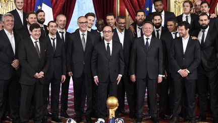 Le chef de l'Etat re&ccedil;oit les Experts, le 3 f&eacute;vrier 2015, pour f&ecirc;ter leur cinqui&egrave;me titre mondial. (Et non, il n'a pas de chaussons en forme de ballons de hand.) (  REUTERS)