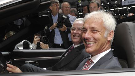 Les patrons de Volkswagen et Porsche, Martin Winterkorn et Matthias Mueller dans une Porsche 911 &agrave; Stuttgart le 25 juin 2012. (THOMAS KIENZLE / AFP)