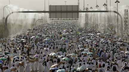 Des milliers de p&egrave;lerins r&eacute;unis &agrave; La Mecque (Arabie saoudite), le 23 septembre 2015. (AHMAD MASOOD / REUTERS)