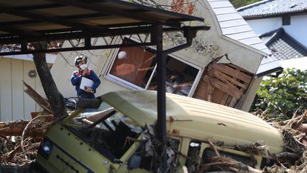 Un pompier inspecte des maisons détruites par le passage de l'ouragan typhon Hagibis, dans la préfecture de Miyagi, le 15 octobre 2019. (KANAME MUTO / YOMIURI / AFP)