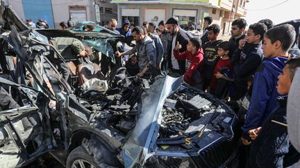 La voiture visée par une frappe israélienne dans laquelle deux journalistes d'Al Jazeera ont été tués, à Khan Younès (bande de Gaza), le 7 janvier 2024. (ABED RAHIM KHATIB / ANADOLU / AFP)